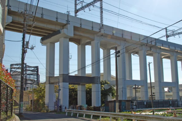 小田急線高架橋耐震補強設計の写真