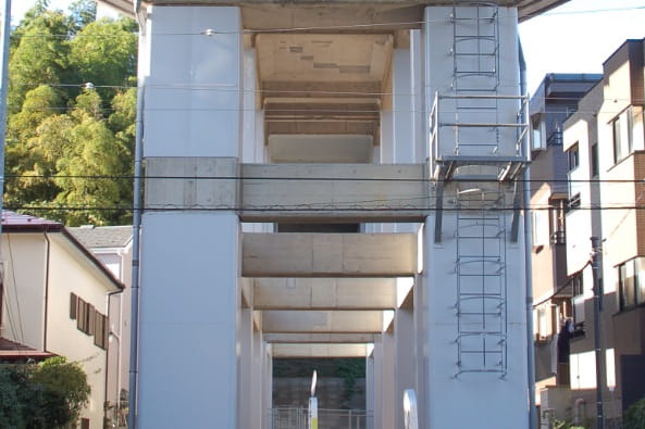 小田急線高架橋耐震補強設計の写真