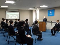 【2021.04.01　21新卒入社式①】
コロナウイルス感染症対策を徹底し、新入社員９名の入社式を行いました。
引き締まった表情の中に、これからの社会人生活に対する期待と不安を感じました。