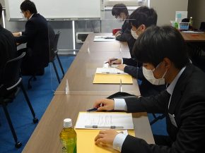 【2021.04.01～04　21新卒新入社員研修②】
～１日目～
座学では、会社の事業や業績はもちろんのこと、社則の人事・給与制度を中心に！
馴染みのない言葉が多くでてきますが、大切なことなのでしっかり学んでいただきます(=_=)