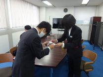【2021.04.01～04　21新卒新入社員研修⑥】
～４日目～
20新卒の先輩と座談会！
研修で学んだ名刺交換を早速実践(`・ω・´)