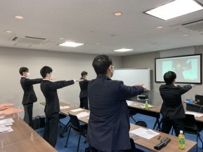 【2021.04.01～04　21新卒新入社員研修⑤】
～４日目～
２名の外部講師をお招きし、研修最終日！
これからの社会人生活に向けて、健康と保険について学びました！
